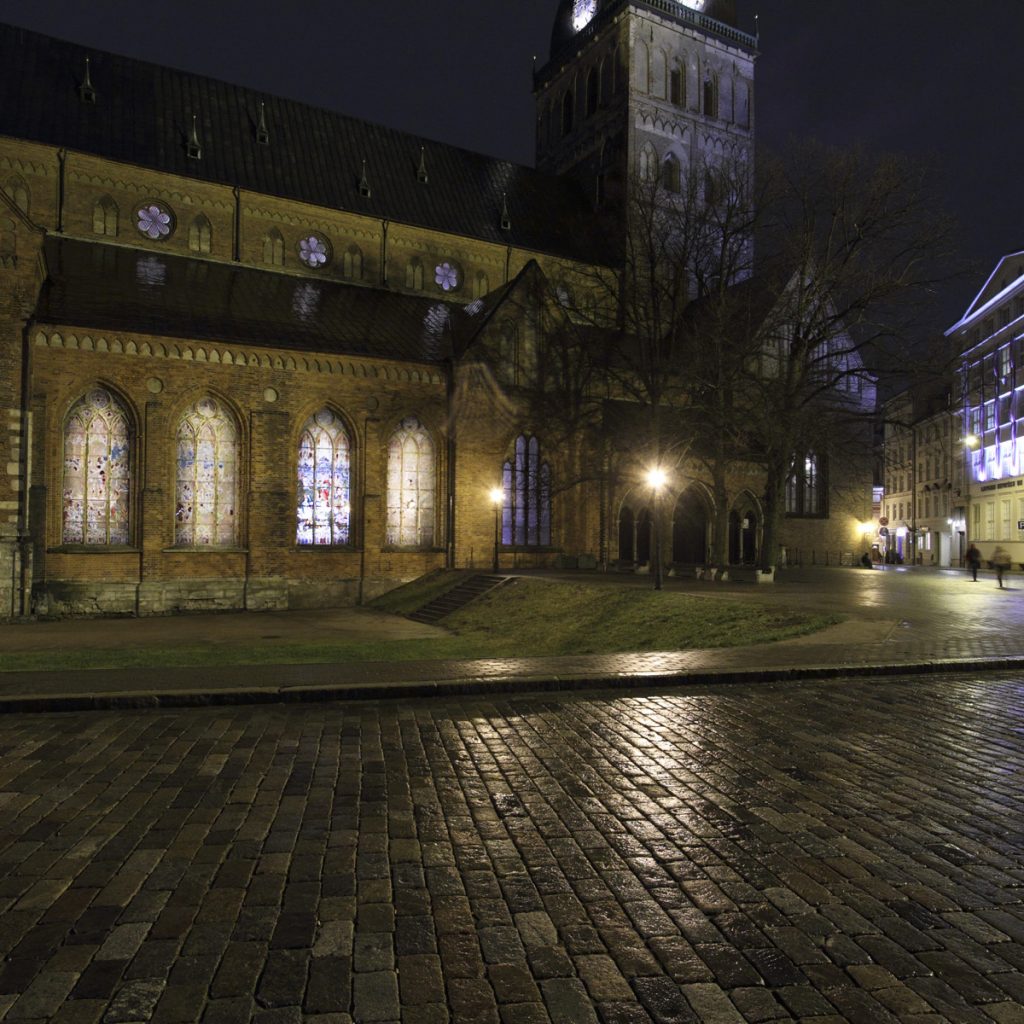 Atjaunotās Doma vitrāžas staro