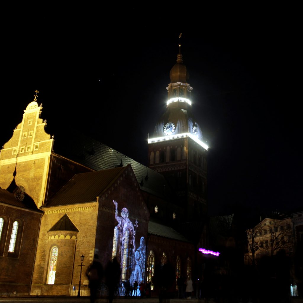 Per aspera ad astra. Rīgas Doma ziemeļu siena