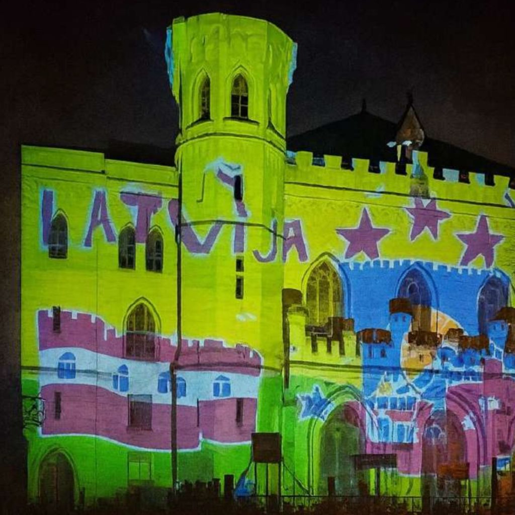 RĪTAUSMA. SAULES AUGŠANA. BĒRNI ZĪMĒ LATVIJU.